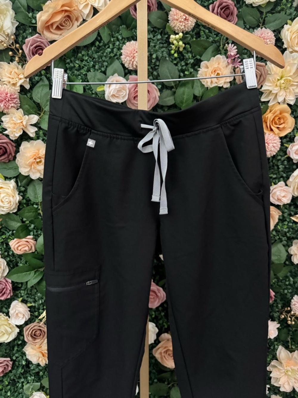 Figs Zamora Jogger Scrub Pants in Black - Picture 3 of 6